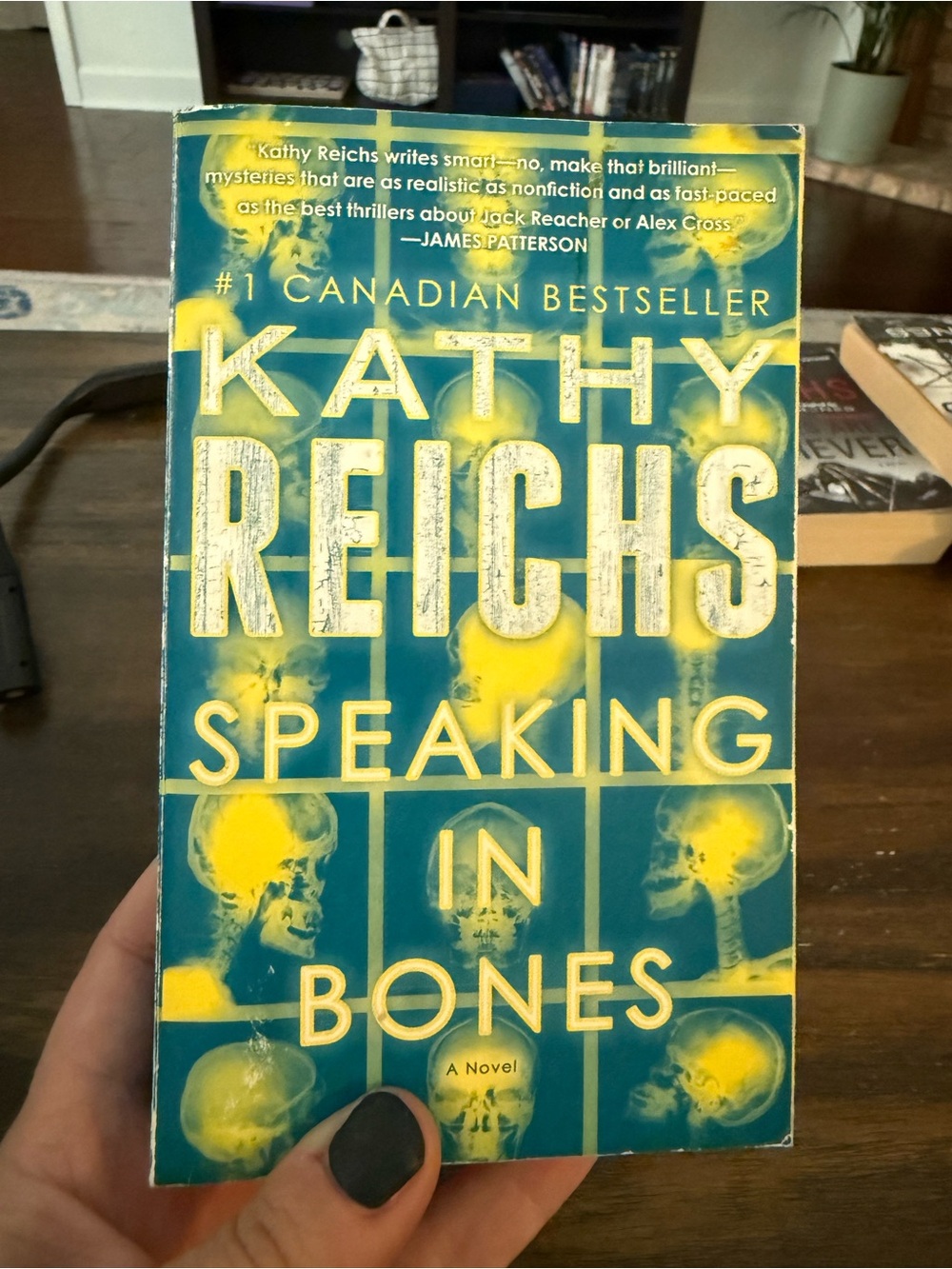 Kathy Reichs - Speaking in Bones (Paperback) Teal & Yellow Cover